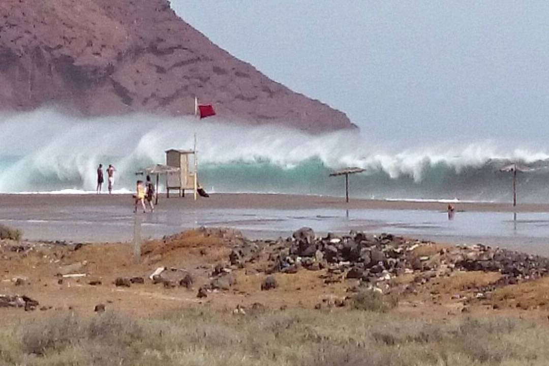 Man left in critical condition after being hit by wave at beach in the south of Tenerife 