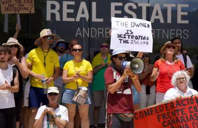 Protesters target luxury hotel in Costa Adeje owned by Cuna Del Alma constructor