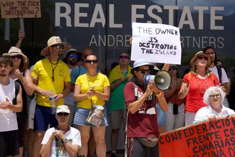 Protesters target luxury hotel in Costa Adeje owned by Cuna Del Alma constructor