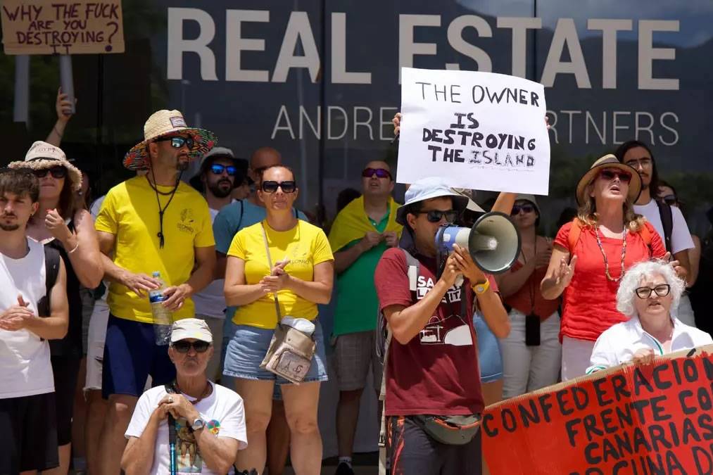 Protesters target luxury hotel in Costa Adeje owned by Cuna Del Alma constructor