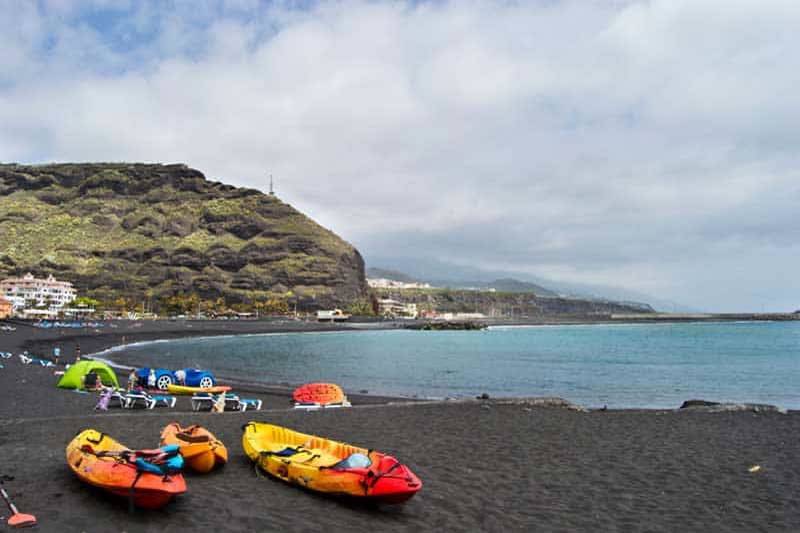 Off-duty Guardia Civil officer rescues unconscious swimmer from rough seas 