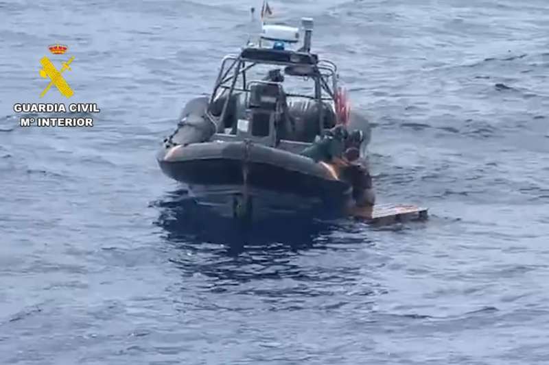 VIDEO: Man rescued trying to get from Tenerife to Gran Canaria on a wooden pallet