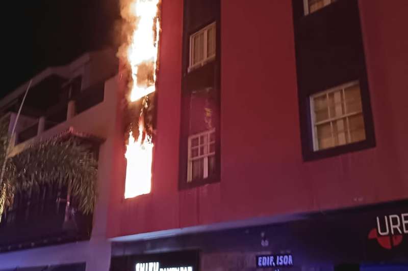 Tenerife firefighters tackle early morning blaze in Puerto de la Cruz