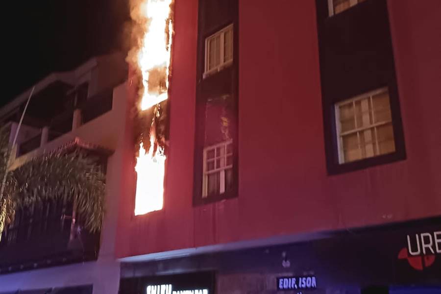 Tenerife firefighters tackle early morning blaze in Puerto de la Cruz