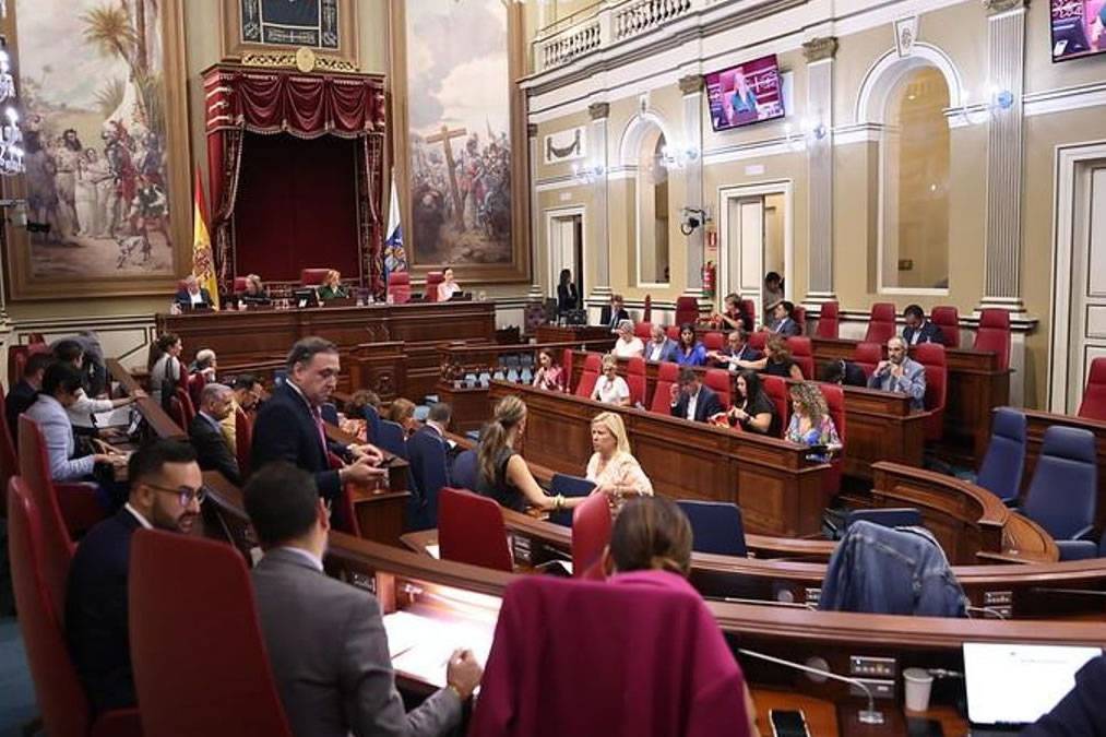 Canarian Parliament votes against shorter working week