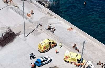 Teenager in critical condition after being rescued from the sea in Tenerife