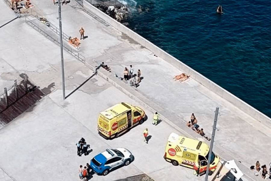 Teenager in critical condition after being rescued from the sea in Tenerife