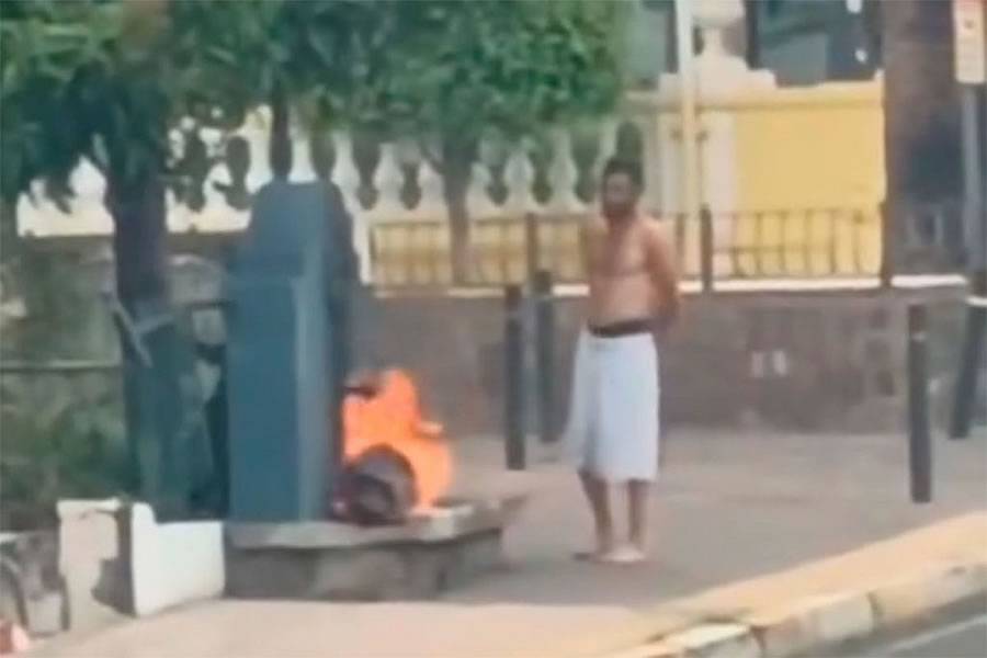 VIDEO: Unusual scene in Tenerife as man sets fire to his own clothes in the street