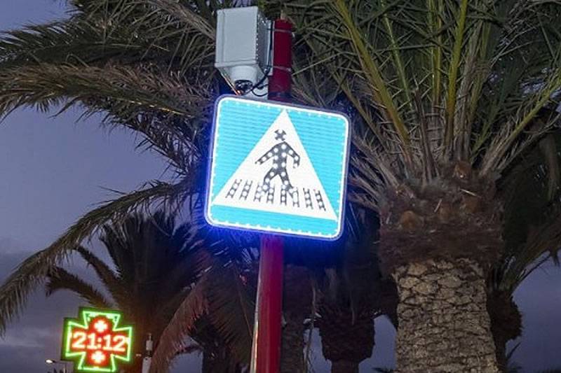 Costa Teguise installs first ‘intelligent’ pedestrian crossings to enhance road safety