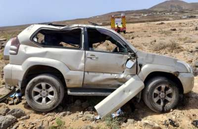 Car overturns on road between Tahíche and Guatiza in Lanzarote