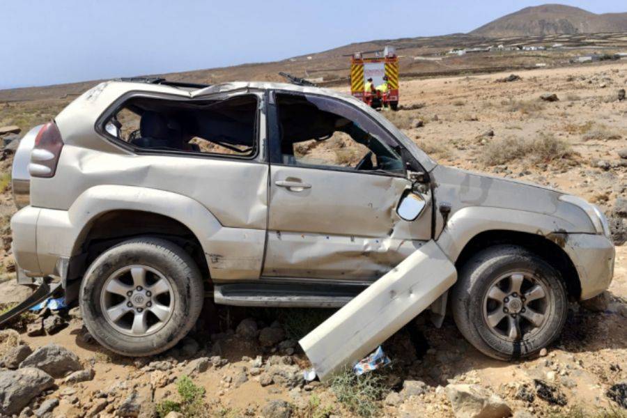 Car overturns on road between Tahíche and Guatiza in Lanzarote