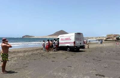 Scare on beach in south Tenerife as runaway van speeds onto the sand