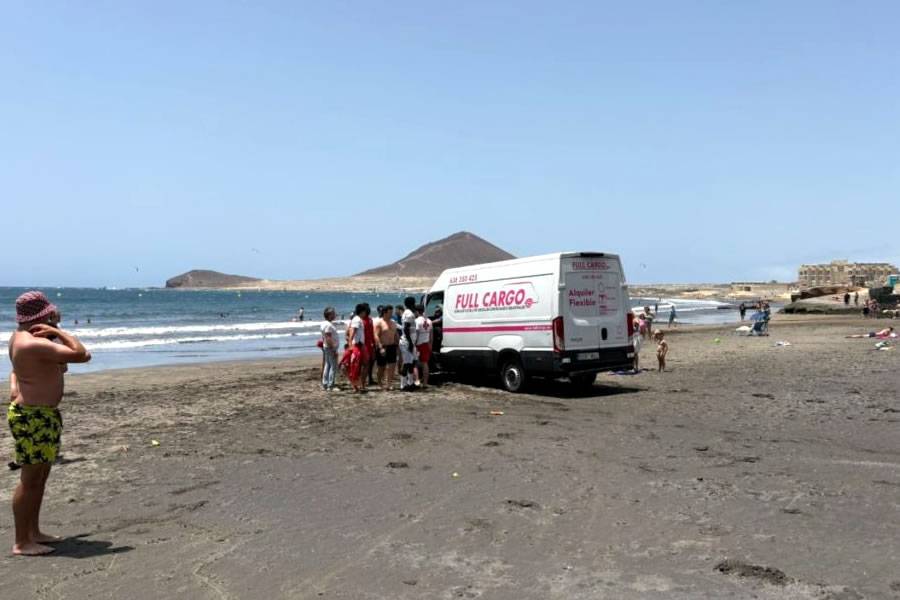 Scare on beach in south Tenerife as runaway van speeds onto the sand