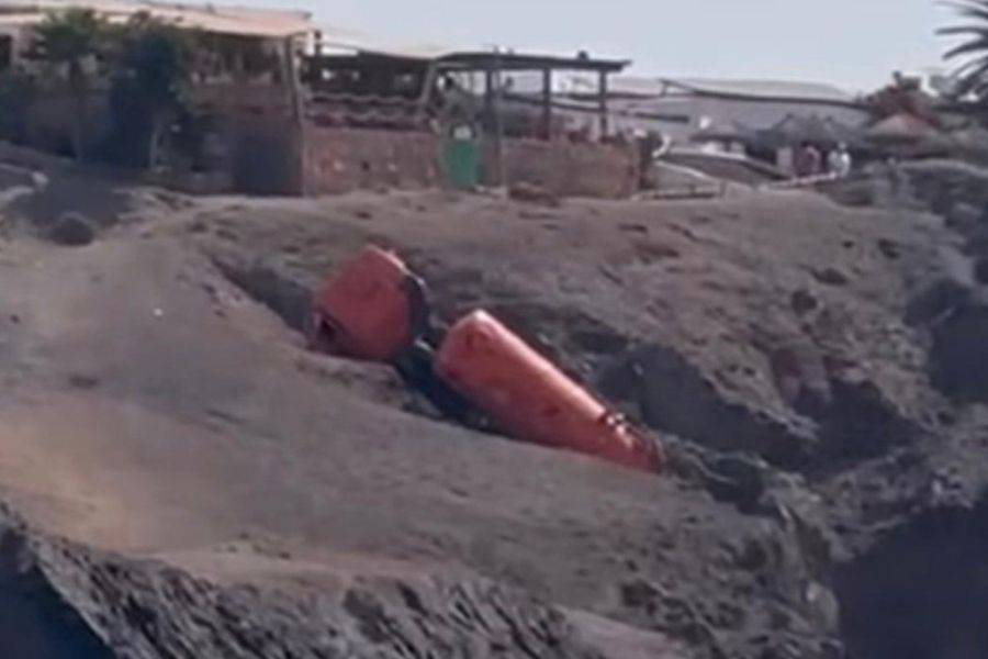 VIDEO: Beach closed in Lanzarote as truck plunges down cliff