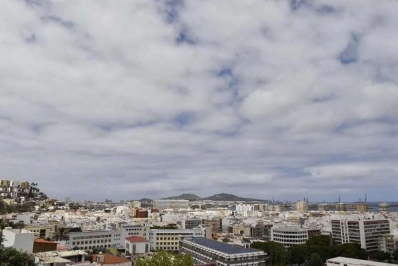Cloudy skies and slightly rising temperatures to start the week in the Canary Islands