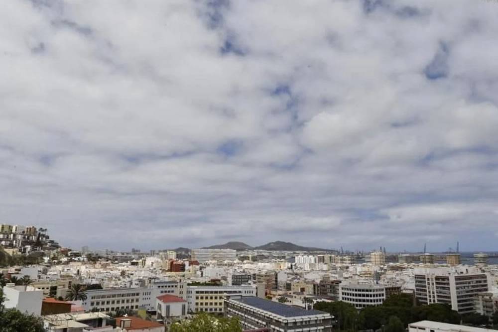 Cloudy skies and slightly rising temperatures to start the week in the Canary Islands