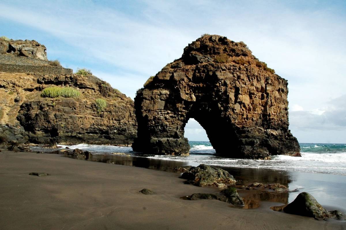Lifeless body of a man discovered on a beach in Tenerife