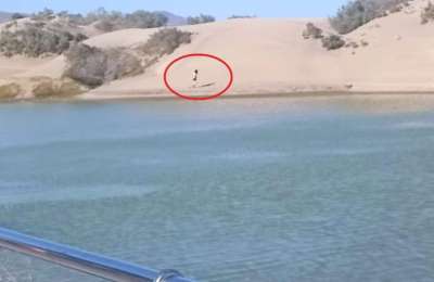 Tourist ignores rules and walks through protected area of the Maspalomas Dunes