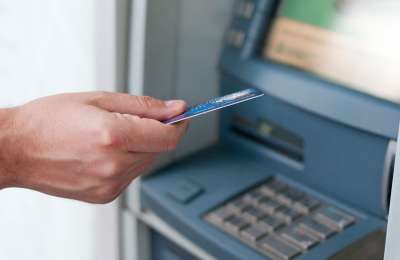 Elderly man robbed after withdrawing €300 from cashpoint 