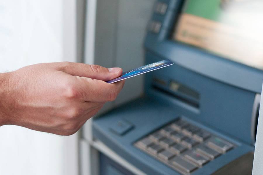 Elderly man robbed after withdrawing €300 from cashpoint 