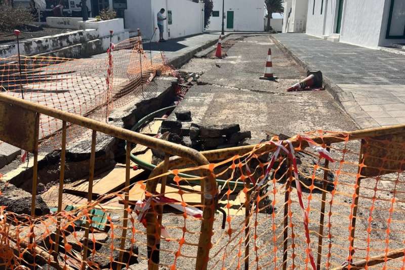 Residents angry at roadworks left abandoned in Costa Teguise