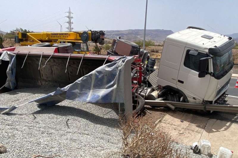 Major traffic jams in Gran Canaria after lorry overturns on the GC-1
