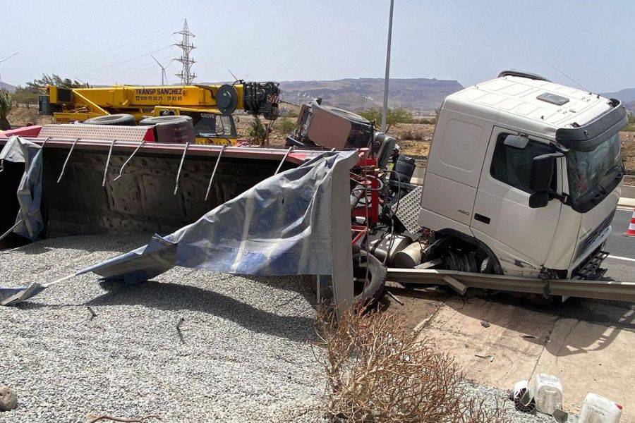 Major traffic jams in Gran Canaria after lorry overturns on the GC-1
