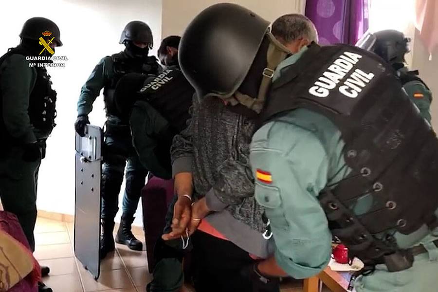 A network of thieves disguised as Guardia Civil officers have been arrested in Tenerife