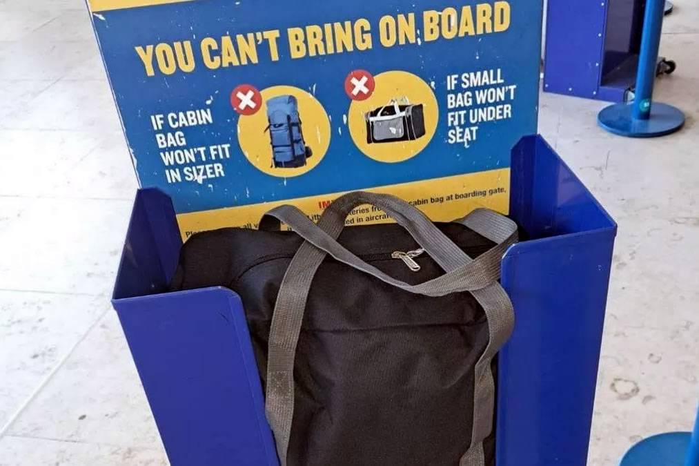 Ryanair Plans to Increase Staff Bonuses for Spotting Oversized Cabin Bags