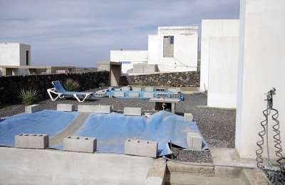 60 families face eviction from complex in Playa Blanca over safety concerns