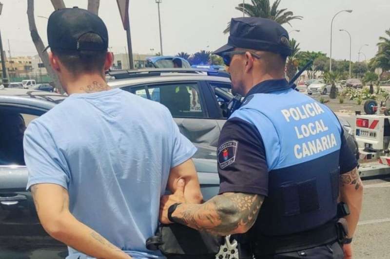 Unlicensed teen driver injures motorcyclist in Lanzarote