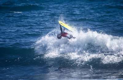 Bodyboard champion gifts board to young fan in Gran Canaria