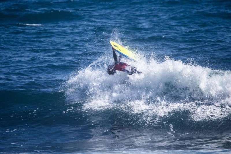 Bodyboard champion gifts board to young fan in Gran Canaria