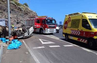 Three injured, including a pregnant woman, after car overturns on TF-1 in Tenerife
