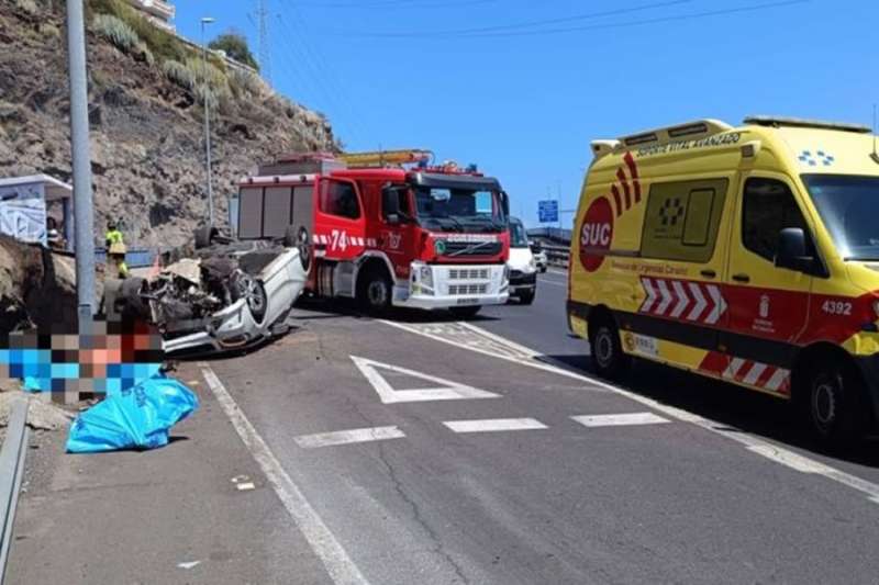Three injured, including a pregnant woman, after car overturns on TF-1 in Tenerife