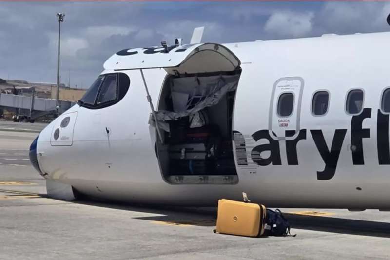 Scare for passengers as landing gear collapses on plane at Gran Canaria Airport 