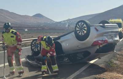 Teen injured in car and minibus collision in Lanzarote