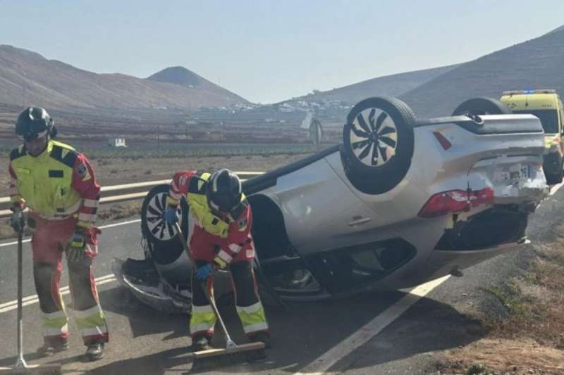 Teen injured in car and minibus collision in Lanzarote