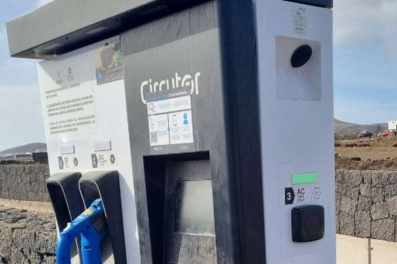 A new electric car charging station has been installed in Playa Blanca