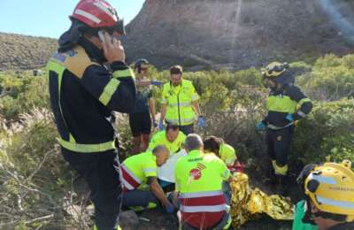 Woman and two children injured after car overturns in Gran Canaria 