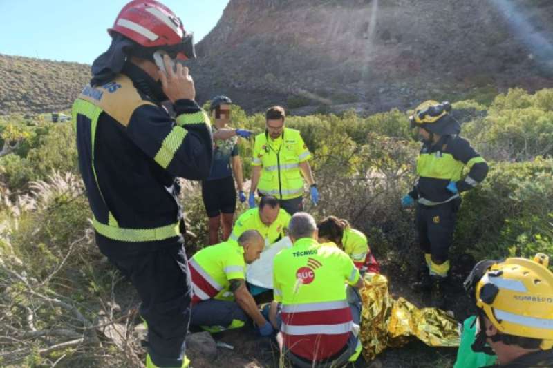 Woman and two children injured after car overturns in Gran Canaria 