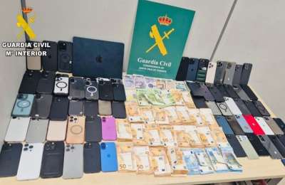 VIDEO. Man arrested at Tenerife North Airport with over 80 stolen mobile phones