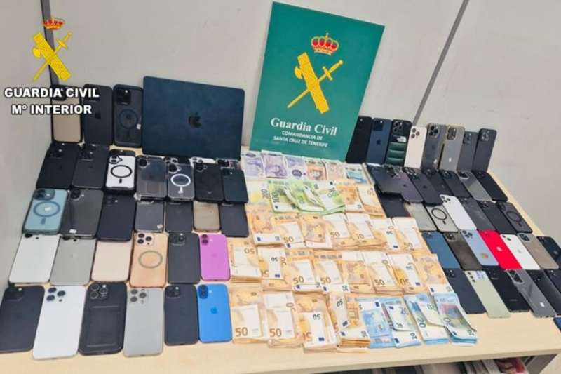 VIDEO. Man arrested at Tenerife North Airport with over 80 stolen mobile phones