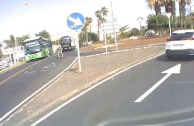 VIDEO: Teen on e-scooter crashes into a bus in Los Cristianos