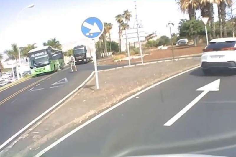 VIDEO: Teen on e-scooter crashes into a bus in Los Cristianos