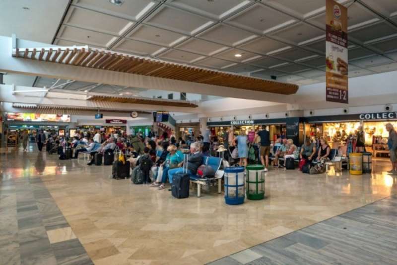 Lanzarote airport struggles with delays and taxi shortages