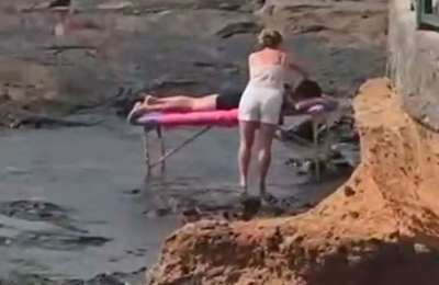Only in Tenerife: Beachgoer sets up full massage table on the sand