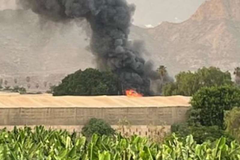 Fire at agricultural warehouse in South Tenerife sends smoke over TF-1 motorway