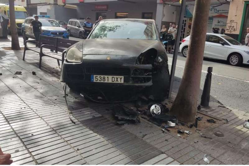 VIDEO: Drunk driver crashes Porsche into taxi in Gran Canaria