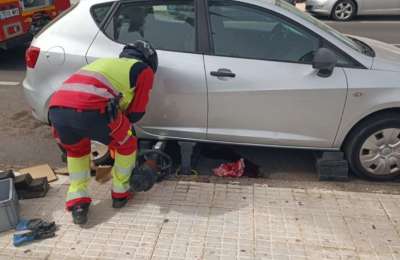 Wheelchair user rescued after being trapped under a car in Costa Teguise
